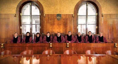 Ustavno sodišče republike Slovenije ustavno sodišče je samostojen in neodvisen organ za varstvo človekovih pravic in svoboščin državljanov ustavni sodniki